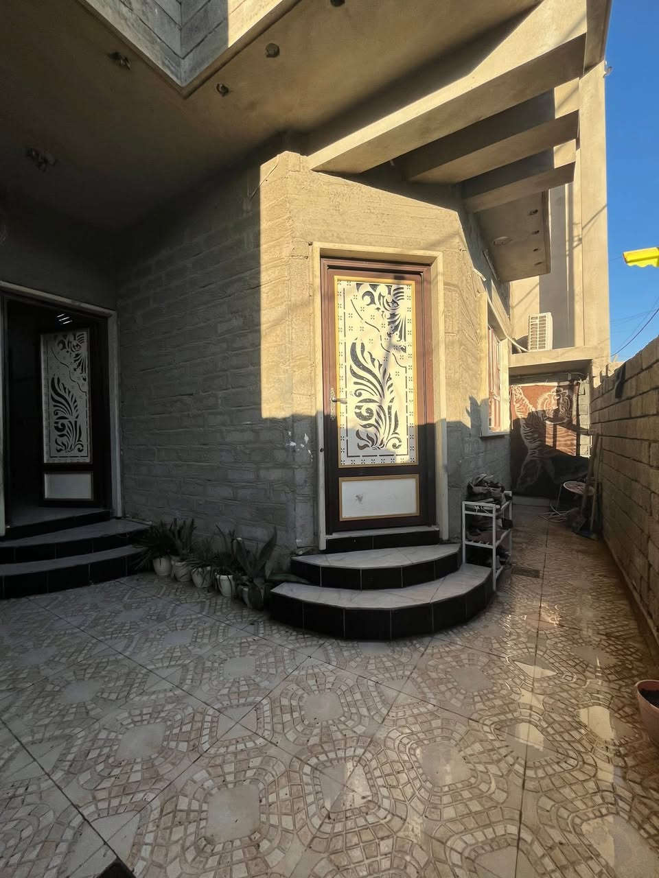 🏠 بيت للبيع في حي السماح – الأركان
📍 على شارع 15 متر
📏 المساحة: 150م
🔹 الواجهة: 10م (نقص في الواجهة فقط )
🏗️ البناء حديث – طابقين

الطابق الأول:
 • كراج
 • استقبال
 • هول
 • مطبخين (حار + بارد)
 • غرفة نوم
 • صحيات داخلية وخارجية

الطابق الثاني:
 • هول
 • صحيات
 • 3 غرف نوم
 • مخزن
 • بيتونة

🏡 البيت مجهز بكافة الأنظمة الحديثة:
غسالات – سبالت – دشات – إنترنت – كاميرات

📜 السند: طابو مُلك صرف (شرط تحويل وقرار تمليك)

📍 موقع المكتب : حي السماح الأركان، قرب مول القمة، مقابل مدرسة السماح الابتدائية، على شارع 20م

📞 للاستفسار والتفاصيل أكثر:
***********
***********
