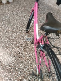 بايسكل وردي جميل بحالة جيدة مع جرس، مثالي للنزهات والتجول في المدينة. ...