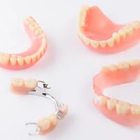 عيادات جامعة العميد • مجاناً بإشراف أطباء • حشوة بيضاء