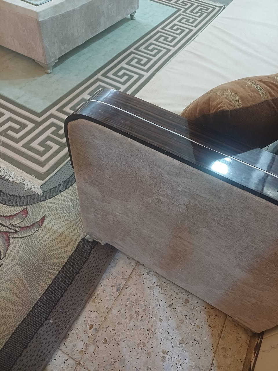 السلام عليكم بيت بداية حي المشتل ع شارع الرئيسي مال معرض الجوهره مساحه 200 متر بناء حديث طابقين يحتوي ع 4 غرف كبار رقم العقار 3174 تفاصيل اكثر مراجعة صاحب الدار ***********
