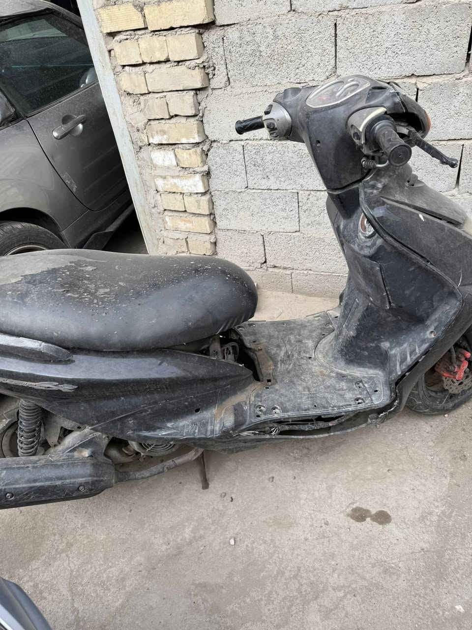 السلام عليكم دراجة سكنس مكينة وكهربائيات خير من الله الدراجة شويه كفراتها تعبانه بس حلوة ونكره سلف من الصبح وبكل وقت نكره سعرها 325 وبيهه مجال مكاني العلاوي شيخ معروف متواجد من ساعه 8 صباحاً الى 4 عصراً ***********
