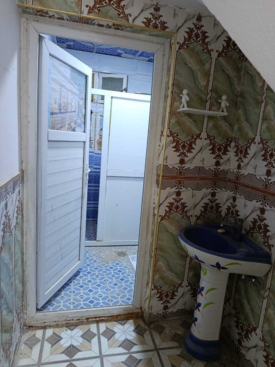 بيت ١٠٠ متر للبيع حي النداء منطقة 58طابق واحد غرفة وصالة ومطبخ وساحة بيت بدون استقبال قرب المدرسة الوردية 75مليون للاستفسار الاتصال على رقم صاحب البيت ***********   البيت موضح بالصور مكلف بالنشر غير متواجد بالفيس
