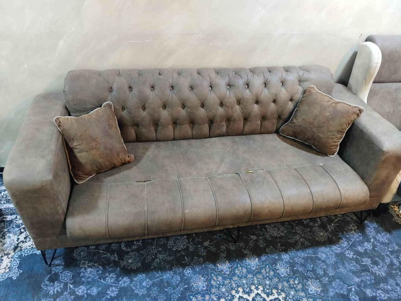 سلام عليكم قنفات للبيع تركي النوع كورنر تخم كامل جديد قبل 8اشهر اشتريتهن بمليون بيهن فقط خدوش مال بزونه سعر 550وببهن مجال الاتصال ***********
