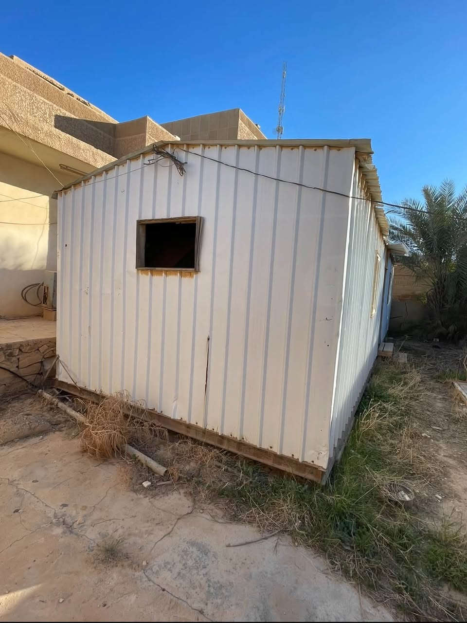 كرفان للبيع
طول ١٢،١٥ م
العرض ٣،٧٥ م
موبايل واتساب 
***********
