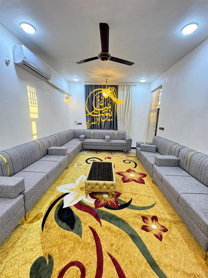 �✨ للبيع بيت مللك صرف – بناء جديد درجة أولى
📐 المساحة: 200م طابقين 
📍 الموقع: التاجية – شارع 20م 
🏗️ طابقين، مرتفع عن الشارع 1م
💰 السعر: 190 مليون

🔹 كراج سيارة 🚗
🔹 حديقة صغيرة 🌿
🔹 مطبخ حار + مطبخ بارد 🍽️
🔹 3 غرف نوم 🛏️
🔹 3 مجمعات صحية 🚿
🔹 3 مناور
🔹 كليدور + درج + مخزن
🔹 صطحين مع منظومة كامرات ⭐

📞 للتفاصيل: علي عذاب ***********
🏢 مكتب الشمري – نادر الثانية / شارع الخدمي مقابل سكلة صدام
