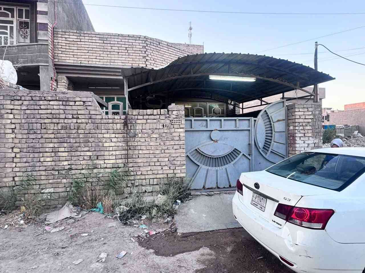 بيت للبيع    للبيع    واحد اذار البيوت الي مقابل مستشفى رفل 150متر عالي عن الشارع ونظيف ومرتب بتاء طابوق @
الطابق  الاول. مطبخ واستقبال حولي  كبير وغرفة وصحيات 
الطابق الثاني غرفتين نوم وبيتونة كبيرة  
للاستفسار خاص او على الرقم***********
