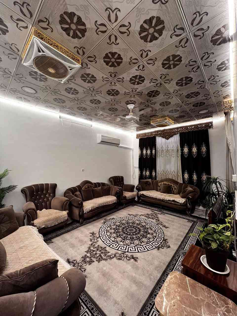 السلام عليكم
اعاده النشر بسبب الوعود 
يالله يارزاق
بيت مساحه 150  طابقين بناء طابوك 
بناء الطابق الاول 2019
الطابق الثاني 2023
الطابق الاول 
صاله هول مطبخ غرفه نوم صحيات 
الطابق الثاني غرفتين ونوم وصحيات 
 شارع 7 امتار 
العنوان زوير الغربي 
التوضيح داخل الصور 
الرقم صاحب الدار 
السعر 90 قابل للتفاوض 
***********واتساب 
***********هاتف
