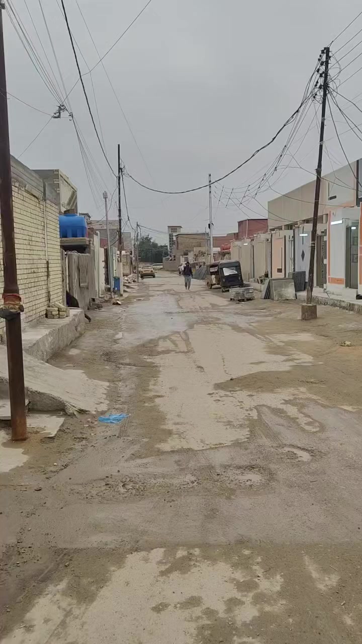 السلام عليكم بيت للبيع ثاني فرع من حسينية الشيخ وهاب مساحة ١٦٤ متر بيت صب مسلح وسيراميك وكاشي (بيت كامل) نقص بس الحوش يطبك كاشي . فرع كامل متكامل من خدمات وارقى ناس وجيران بل فرع والله 
البيت حتى سحب مولدة بي كامل 
اتصل ***********
