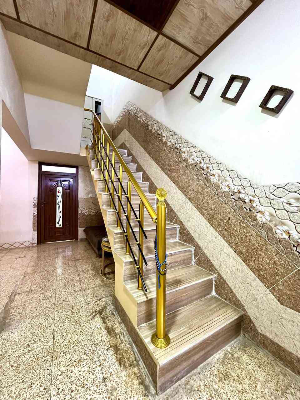 السلام وعليكم 
دار سكني للبيع /طابق ونص /دوميز مزرعة الدباغ قرب مدرسة العابد خدمات ممتازة
يحتوي ع كراج جبير +حديقه خارجية وكراج خارجي 
الطابق الاول
مطبخ + استقبال + هولين + غرفه نوم كبيره 
صحيات عدد2 +مناور عدد 2
الطابق الثاني يحتوي 
ع غرفه نوم كبيره +غرفة نوم صغيره +هول+صحيات 
+ سطح ناصي وسطح عالي(كاشي)
يبعد عن الشارع العام 5 دقايق موقع مميز
مساحه الداره 105 
عمق 19 واجه 6 الا ربع 
بناء حديث سيراميك وسقوف ثانوية
الاتجاه شروق 🌅 
للا استفسار ع السعر 
خاص 
اوالاتصال /***********
