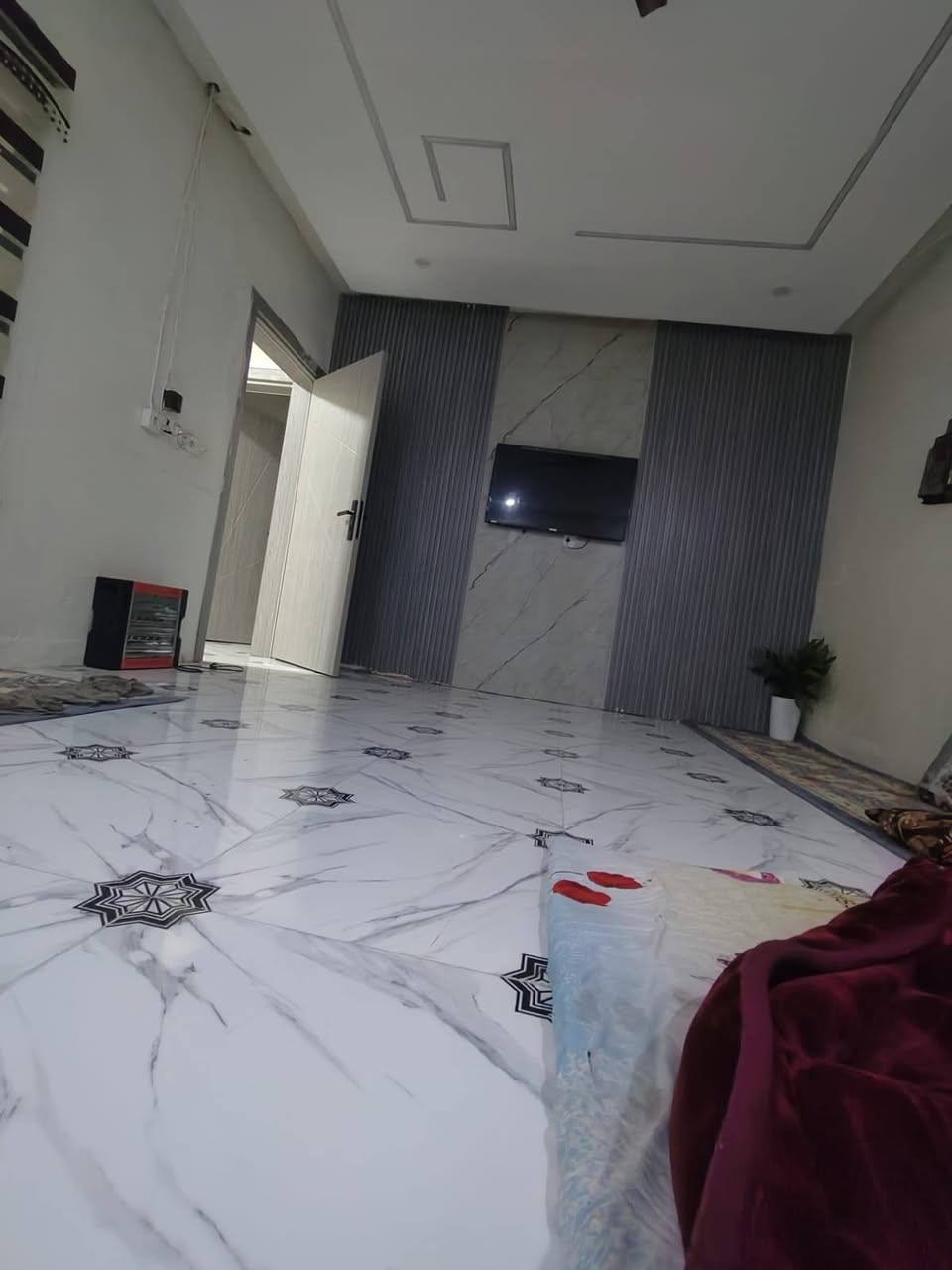 بيت ٢٠٠م ركن حي الثورة قريب من سايدين طابقين فووول مواصفات الطابق الاول ربعة ومطبخ و٣ غرف نوم وصحيات فول سيراميك وسقوف مغربية الطابق الثاني غرفتين نوم ومطبخ وصحيات نظام دكتات وسقوف مغربية وحديقة مرتبة ومواجهة للشمس السعر ١٤٠ قابل للمعاملة للاستفسار أكثر مراجعة مكتب الزغيت اوالاتصال على الرقم ***********
