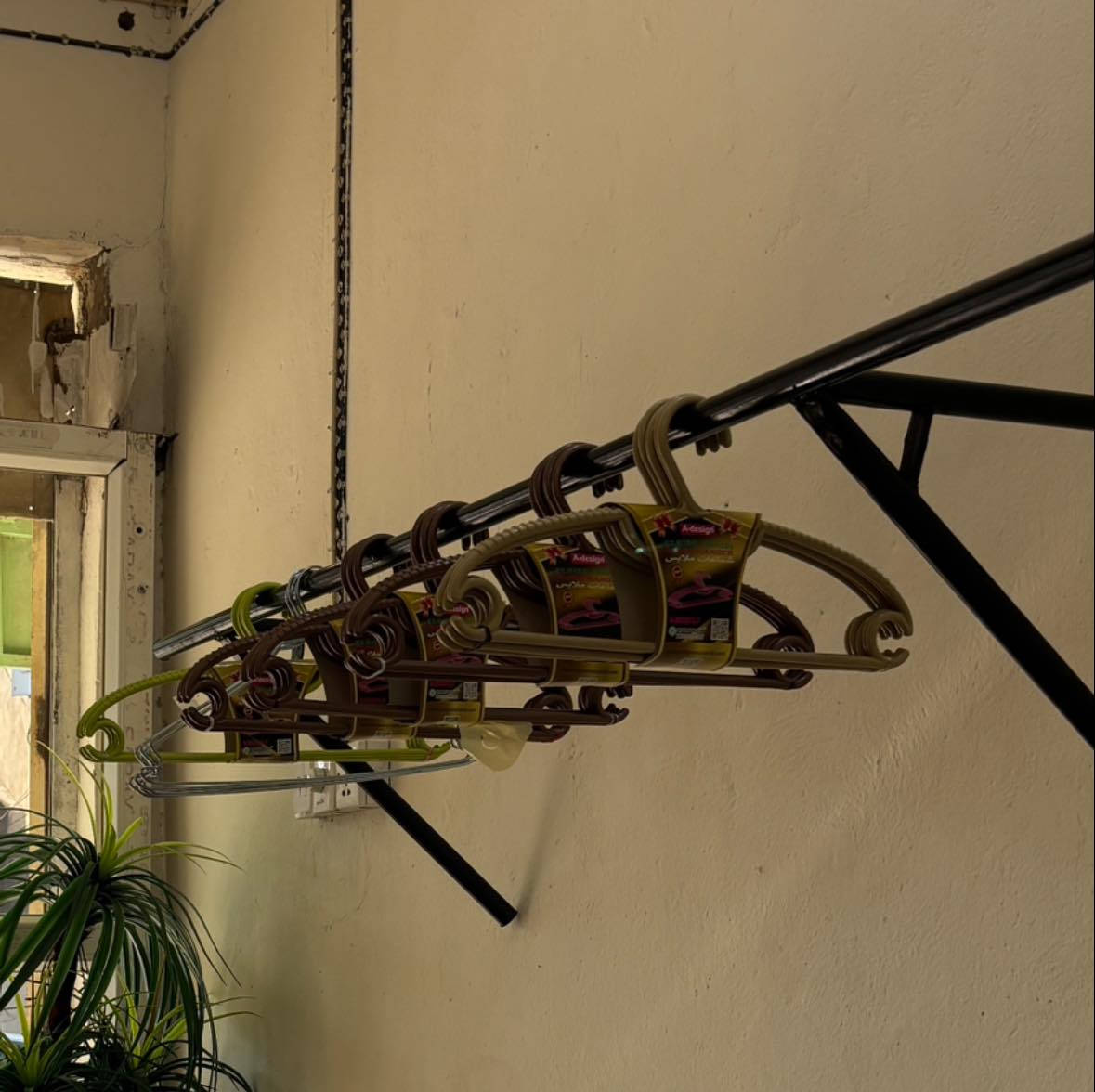 للبيع ستاند احذية حديد يلزم 27 حذاء + ستاندات ملابس عدد 2 الطول مترتين و 70 سم للأستفسار  خاص او على الرقم ***********
