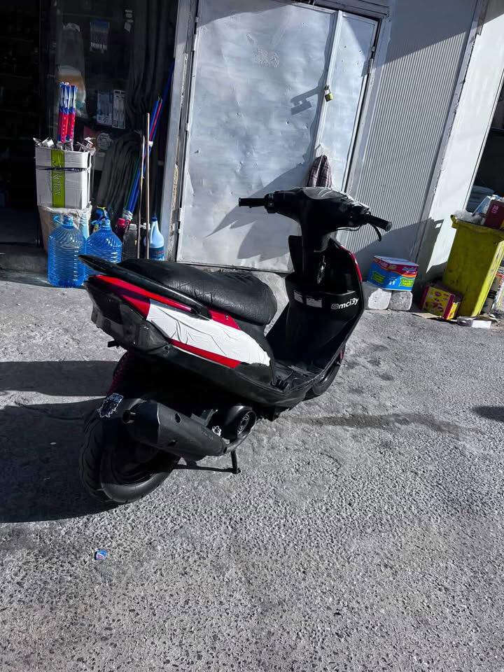 السلام عليكم للبيع ماكس عدله المكان البصره شارع التجاري الدراجه نضيفه وتخبل الون ابيض مغلفه فابلون احمر السعر 750 وبيها مجالل الرقم ***********
