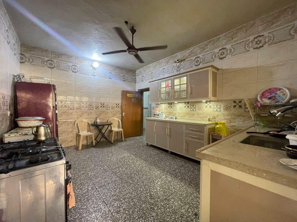 🏠بيت للبيع 🏡 *حي البساتين المدخل الاول (((الطابو صرف)))خلف مدرسهالأسوار للبنات منطقه مدخلين مدخل القناه ومدخل المقابل المحكمه الشعب . منطقه كامله الخدمات 🛠️🔆
🛑مساحه البيت 225متر 10*22/5
🛑كراج سيارتين
🛑حديقه 
🛑منور حرف Lجانب وخلف البيت مساحه 2 متر 
🛑3 مداخل مطبخ❌واستقبال❌وباب منور خلفي 
🛑الطابق الاول 
🛑استقبال 4*5 
🛑غرف عدد2  
🛑حمام3*2+غربي تواليت خارجي +داخلي 
طابق الثاني
🛑غرفتين نوم 
🛑حمام مشترك 
🛑صطح اول +صطح ثاني كبير 
❌❌❌
اضافه الى مشتمل معزول درج على الحديقه بناء حديث يحتوي على 
🛑مطبخ
🛑غرفه سويت صحيات 
⭕️⭕️
بناء 1990جدا ممتاز تم ترميمه سنه 2019 ارضيات كهرباء مجاري سيراميك حمامات بل كامل 
منطقه ممتازه وقريبه القناه انسه ازدحام وسريع محمد القاسم 8 دقاق الى مركز المدينه 
السعر وباقي الستفسارات على الرقم 
***********
