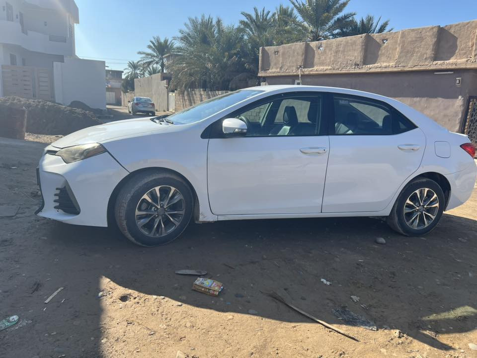 كورلا 17 SE بيها قطعتين بدون ايرباك بدون دواخل و هاي الي ماشره كدامك ع كدهن ماشيه 109 حجر رادار سنويه كله جديد ب 135 و بيها مجال ***********
