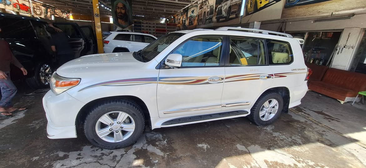 السلام وعليكم
لاندكروز مديل 2013 
ماشيه 180 الف 
السيارة فول موصفات 
مكينة v6 4000
السياره نظيفة كلش 
تبريد ثلج وحدادة جديده
منضومة زنون اصليه
مكفول فقط صار صبغ في الباب الخلفي.
السعر 368 وبيه مجال
الاستفسار  ***********
