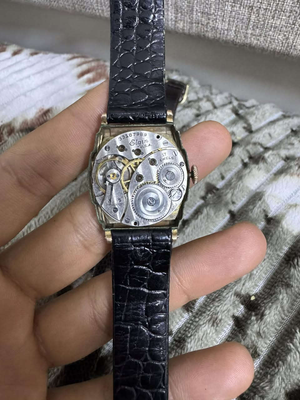 ساعه ماركة ايلجن امريكي
ساعه جميله جدا 
قطرها 28x36
نصب تكويك

سنترثواني منفصل

قطعه تحفه من تحف زمن ماضي

فنتج انتاج 1950

قطعه نضافه تامه 
تغليف ذهب

 سعرها 130$


**إذا كنت صاحب هذا الإعلان وتريد حذفه لأي سبب، رجاءا أرسل رسالة إلى الدعم الفني**