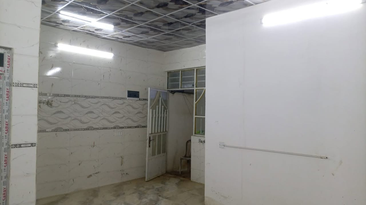 سلام عليكم بيت الاجار مساحه 70متره بحي سلام قريب سكه ابو عماد سعره ب300بيه الغراف و مطبخ وصاله وخدمه***********
