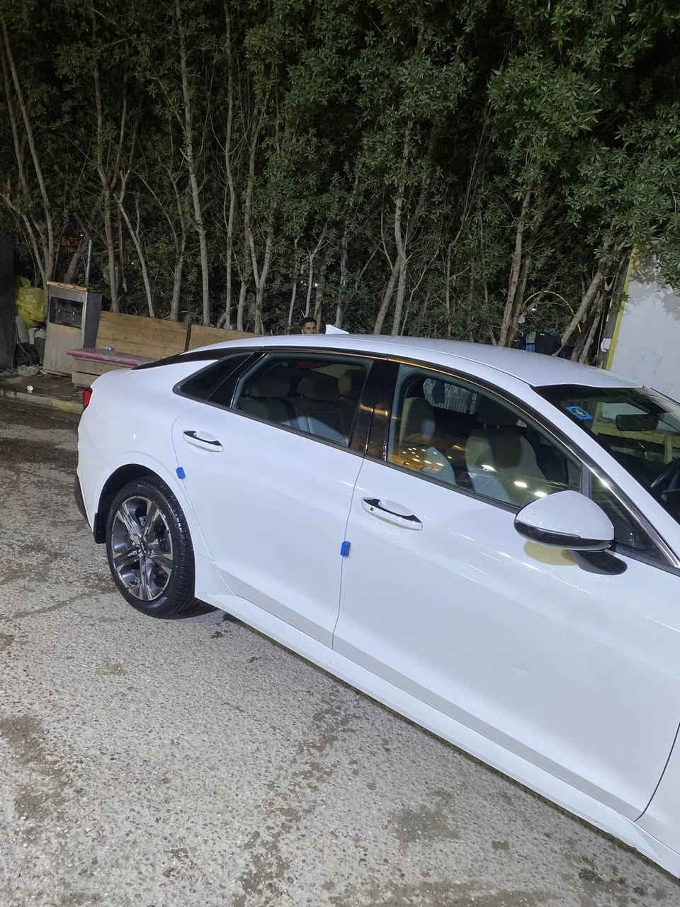 السلام عليكم 

للبيع K5 كي فايف 2023 
خليجي 
الدولية ام الضمان
رقمها بغداد بأسمي تحويل مباشر 
فول مواصفات
محرك 2000 
حساسات امامية خلفية 
كامرة خلفية 
بصمة 
تشغيل عن بعد 
قطعتين تبريد 
انظمة قيادة 
شاشة تدعم ابل كار بلي 
مري شفط و اشاير بالمري 
مقاعد قماش و بدون فتحة سقف 
ماشية 43 الف كيلو 
مكان السيارة بغداد حي الجهاد 

السيارة ماخذها زيرو من الوكالة على ايدي 
صيانة و دهن و فلاتر كلا بالوكالة و موجودة الفواتير 
و كل غراضها الاصلية وياها بدون اي نقص 
كفالة عامة بدون بدون قطرة صبغ 

بيها بارد بحافة البنيد كلش قليل و بارد اباب السايق يم اليدة مال باب فقط فقط  

للاستفسار الاتصال على الرقم 
*********** 
شكراً جزيلاً
