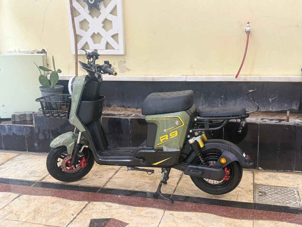 السلام عليكم
دراجه شحن للبيع R9 
🔋خمس بطاريات ( مبدل بطاريه وحده )وبصمه وسويج ٫ وبكلايت نهاري ملون ٫ وعدسة زنون ٫ ونشرات مخفيه ٫ وبيها نظام البارك ( P ) وكلشي ما ناقصها والمرايات والكفات ما مفتوحات كلش السعر ٢٧٥ وبيها مجال حك الجيه. 
🏠 البصره _ القبله 
***********
