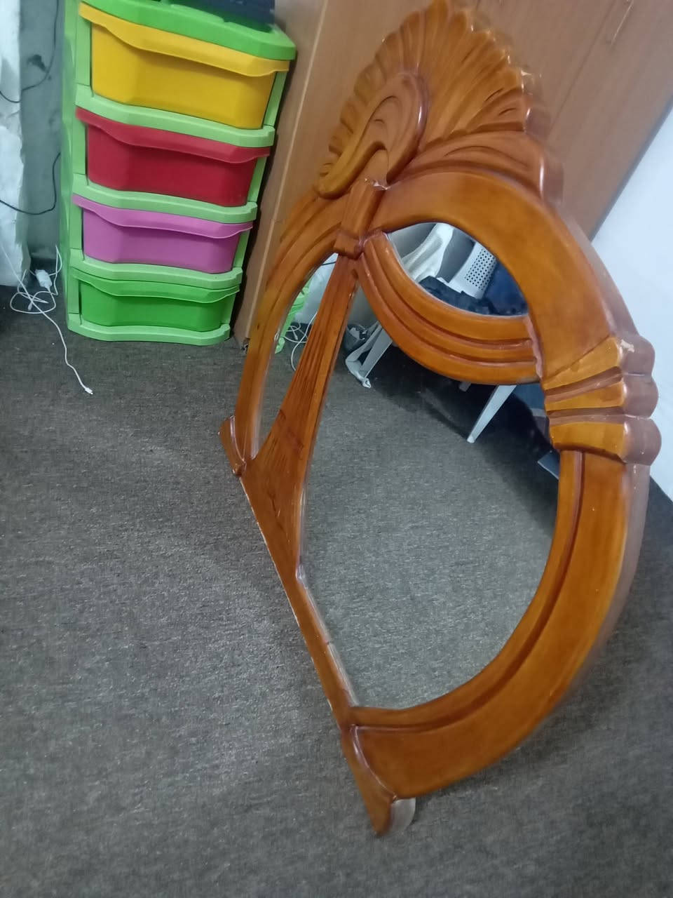 سلام عليكم مرايه خشب للبيع السعر 15وبي مجال العنوان السماوه سبع نيسان الرقم ***********
