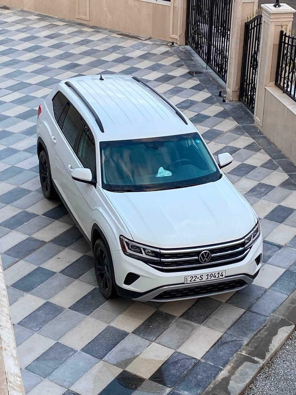 يالله
السلام عليكم 
للبيع – Volkswagen Atlas SE 2023
فولكس واكن اطلس فاملي فول مواصفات
 (عدا الفتحة)
سيارة عائلية قوية، مريحة، ونظيفة جداً
⚙️ المواصفات:
 • محرك 2.0 تيربو اقتصادي
 • دفع أمامي
 • تشغيل بصمة + تشغيل عن بُعد
 • شاشة كبيرة تدعم Apple CarPlay و Android Auto
 • 7 مقاعد – 3 صفوف
 • جلد قرميدي فاخر
 • تبريد ثلاثي + تحكم كهربائي بالمقاعد
 • جنوط رياضية 20 إنج أسود
 • أضوية LED كاملة
 • كاميرا خلفية + حساسات أمامي وخلفي
 • نظام النقطة العمياء
 • تحذير اصطدام + كبح تلقائي
 • مثبت سرعة ذكي (Adaptive Cruise Control)
 • نظام مراقبة المسار
 • باب خلفي كهربائي يُفتح بحركة القدم
📌 ملاحظة: حادث خفيف (صبغ بند فقط) موضح بالصور
📍 رقم أربيل
📍 السيارة موجودة بغداد

💰 السعر 235$

📞 للاستفسار: ‭***********‬
