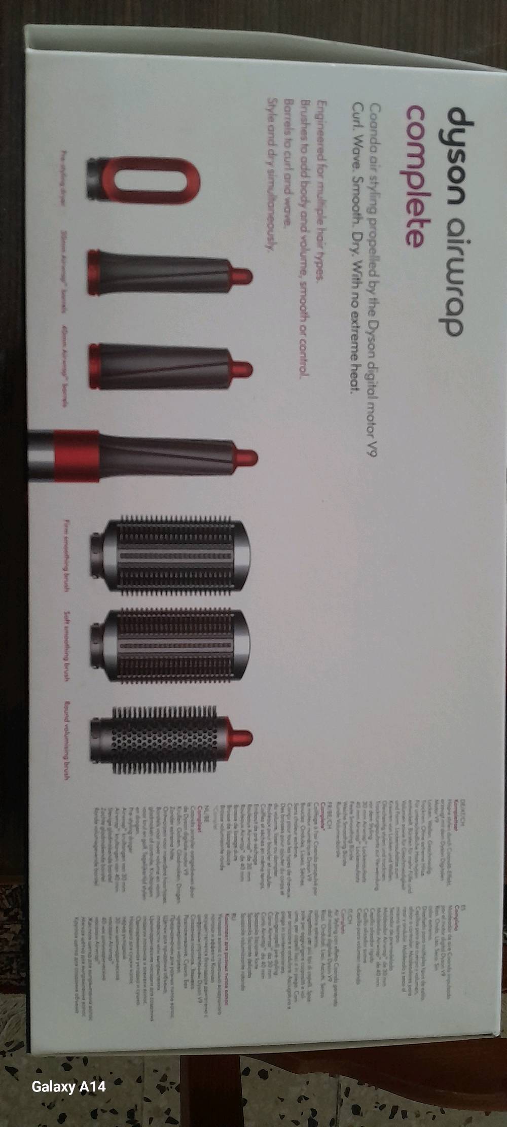 معروض للبيع جهاز دايسون Airwrap Complete بحالة جديدة، مثالي لتصفيف الشعر بجميع أنواعه باستخدام تقنية الهواء Coanda. يأتي في علبة حافظة فاخرة بلون أحمر.

مميزات الجهاز:
- لا يحتاج لاستخدام حرارة بالغة
- يحتوي على قطع متعددة للتمويج، التنعيم، والتجفيف.
- يأتي بمحرك رقمي V9

الجهاز مثالي للمبتدئين والمحترفين على حد سواء، ويجمع بين سهولة الاستخدام ونتائج صالونية احترافية.