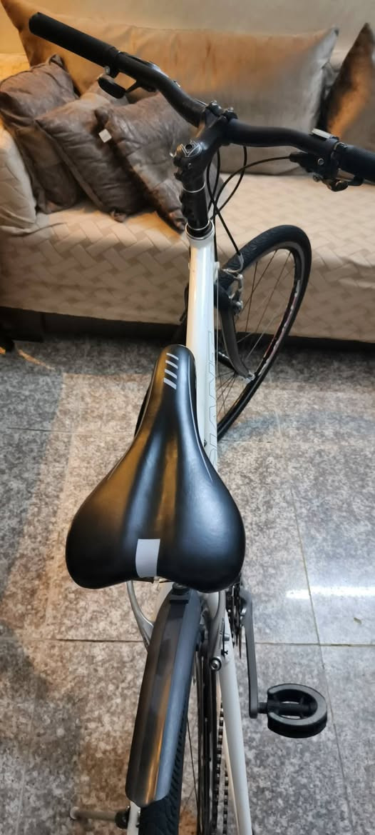 سلام عليكم بايسكل 🚲 ياباني🇯🇵 اصلي جديد 
نوع C700 glant
 ويل  Shimano
🚴كيرات كلهن شغالات اي نقص ما بي 
بريكات فول سرج جديد 🚵‍♀️
السعر ١٤٠ 
تاير هدية 
🚩عنواني جسر المثنى كميرة

📞***********
