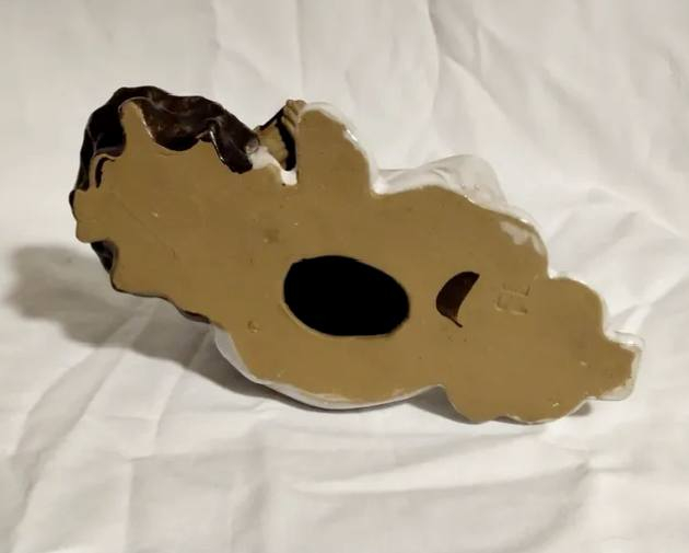 تمثال صيني قديم من الخزف الملون والمصنوع يدويآ يصور شخصيه تجلس وتشرب الشاي من حقب زمنيه قديمه مثل الستينيات يتميز بطلاء زجاجي وتفاصيل دقيقه في الوجه والملابس قياس 17 سم أرتفاع 13 سم ضرر بسيط في الإصبع سعر 15


**إذا كنت صاحب هذا الإعلان وتريد حذفه لأي سبب، رجاءا أرسل رسالة إلى الدعم الفني**