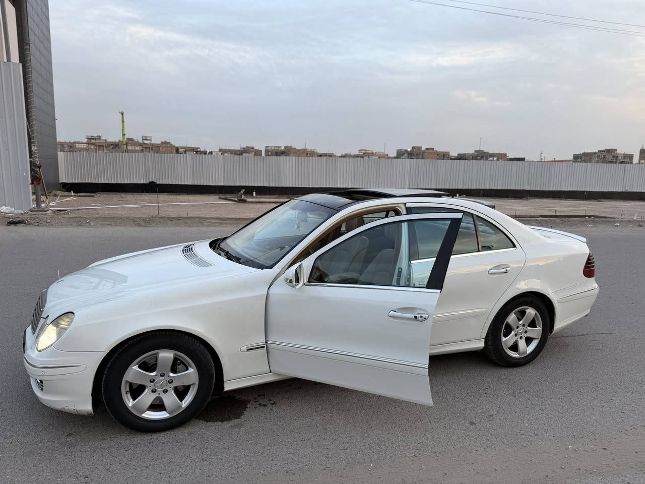 السلام عليكم 

E280 2009 W211 M272
وكالة الكويت 
ماشية ٢٥٠ الف
حساسات امامية خلفية 
الراديو مالتها شاشة كاملة بلادية مو تحوير
بصمة بالگير مثل مال cls
كروز و لمت سرعة 
تبريد بالتكم
تحكم خلفي
صندوق كهرباء 
اربعة بيبان بصمة
تبريد و تدفئة كشنات
بانوراما 
كشنات امامية ثنينهن كهربائي
رقم بغداد الجديد وهزة جديدة
مكانهة بغداد زيونة 
بيهة جاملغ امامي صبغ صفحة سايق بدون حادث بدون دواخل و بارد بلبابين نفس صفحة 
سعر ١٥٥ $
***********
