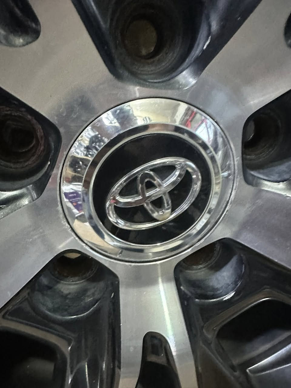 سلام عليكم للبيع تخم ويلات لاندكروز 20 21 19 كراند تورنك اصلي ياباني مختوم واضح بالصوره قياس20 
عنوان بصره جنينه شارع التجاري محلات الكرار 
هاتف ***********
