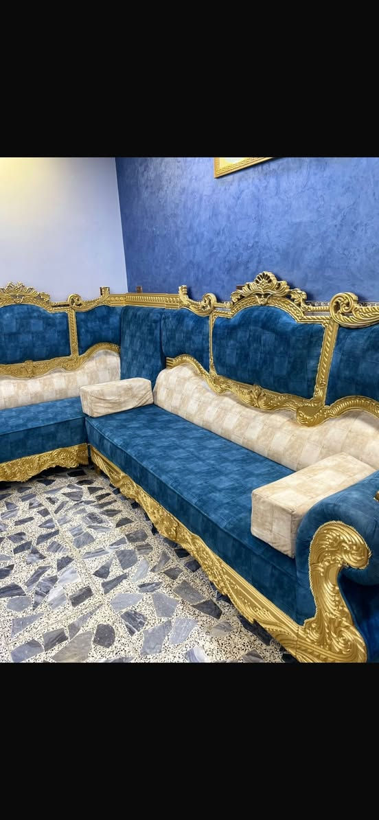 سلام عليكم تخم للبيع بلوك اسود تخم جديد نضافه 95% تخم 16 مقعد سعر 650  مع طبلات وساعه ***********  مكان بغداد
