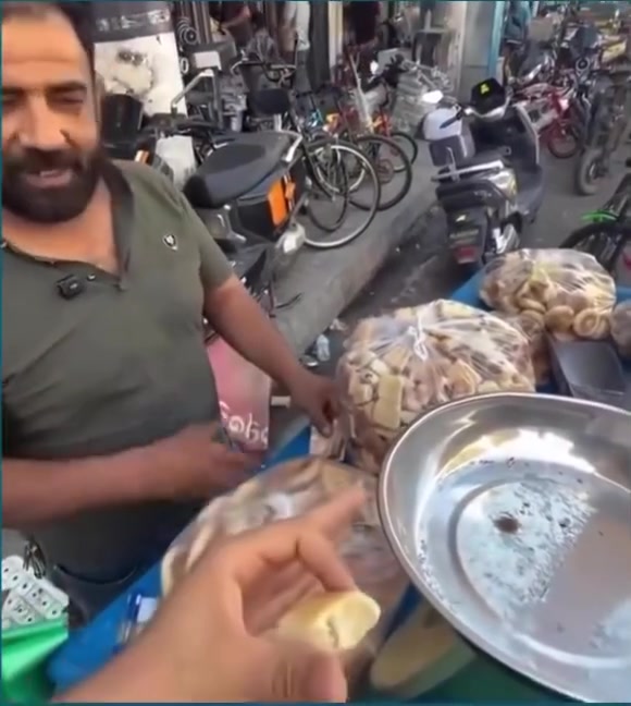 بناته يسوون كليچة بالبيت وهو يجي من الصبحية يبيعهم بمنطقة الصدرية ببغداد .. 

شكد حلوة لكمة الحلال والاحلى من اهلك يشوفوك دتسعى علمود تعيشهم ويساعدوك بهالشي …


**إذا كنت صاحب هذا الإعلان وتريد حذفه لأي سبب، رجاءا أرسل رسالة إلى الدعم الفني**