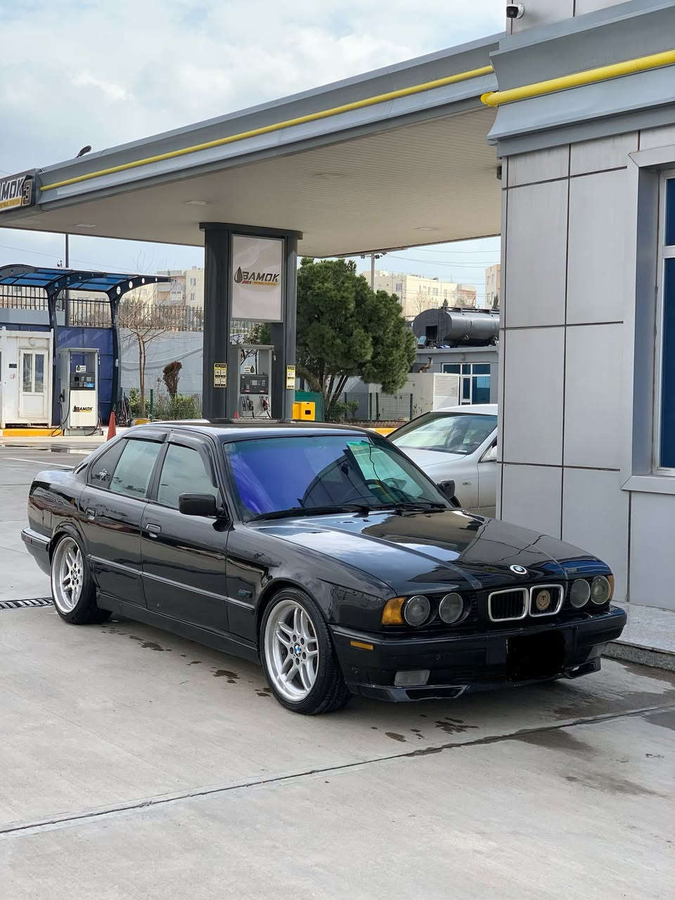 BMW 1994 iA
٥٢٥ بیلاد ئۆتۆماتیک 
دبڵ ئێرباگ
دەبڵ چەکمەجە
کوشن سیاحی 
کوشن جلد 
کوشن گەرم 
دوگمەی S و بەفرەکەی ئۆڤەری ژێر قاچ ئیشەکات 
تەبرید ساردو گەرم
فۆرمیکا  
گێڕو مەکینەی بە شەرت تەقەو ڕەقەی بە شەرت 
ڕەقەم سلێمانی 
ناو نیشان سلێمانی 
***********
