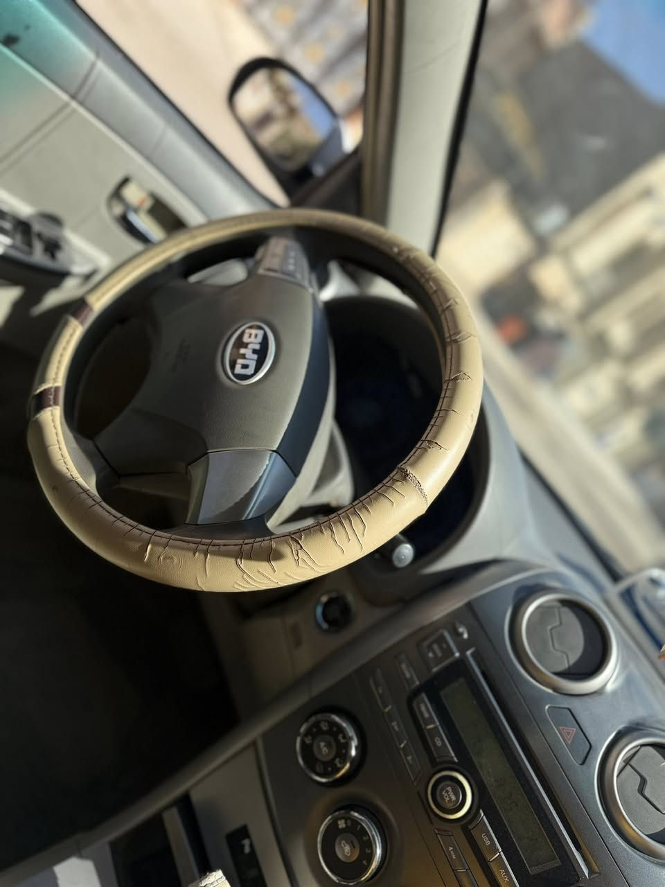 سلام عليكم
بي واي دي 
موديل 2013 
سياره كلش نضيفه 
مواصفات 
كشنات جلد 
فتحت سقف 
بصمه 
ترحيب بل مري 
كشره نضيف 
تخم تايرات جدد بل جديد خليته قبل شهر 
محرك وكير شرط انطيك وين متريد تفحص افحص 
محرك السياره 1600
سعر السياره 46 وبيه مجال للطيب 
مكان السياره صلاح الدين تكريت 
رقم التواصل 
***********
