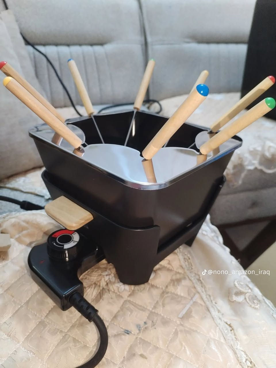 🧀🍫 دلّلي ضيوفك… وخلي تقديمك يفرق!
ماكينة الفوندو الكهربائية من SilverCrest 🇩🇪
اختيارك المثالي لإذابة الجبن أو الشوكولاتة بشكل ناعم ومتوازن بدون احتراق، مع حرارة ثابتة تخليك مرتاح أثناء الاستخدام 🔥
تضيف لمسة أناقة لجلساتك العائلية والعزائم ✨
شوكولاتة ويا فواكه 🍓🍌 أو جبن ساخن ويا خبز 🥖🧀
كلها تصير تجربة راقية بطعم ولا أروع 😍
تشغيلها سهل، تشتغل مباشرة على الكهرباء ⚡
آمنة للبيت، وتنظيفها سريع وبسيط 🧼
مناسبة للبيت 🏠، الكافيهات ☕، والمطاعم الصغيرة 🍽️
وتوفّر عليك وقت وجهد أكثر من الطرق التقليدية ⏱️
💥 عرض خاص
💰 السعر: ١٤ فقط بدل ٢٥
📦 الكمية محدودة… لا يفوتك العرض!


**إذا كنت صاحب هذا الإعلان وتريد حذفه لأي سبب، رجاءا أرسل رسالة إلى الدعم الفني**