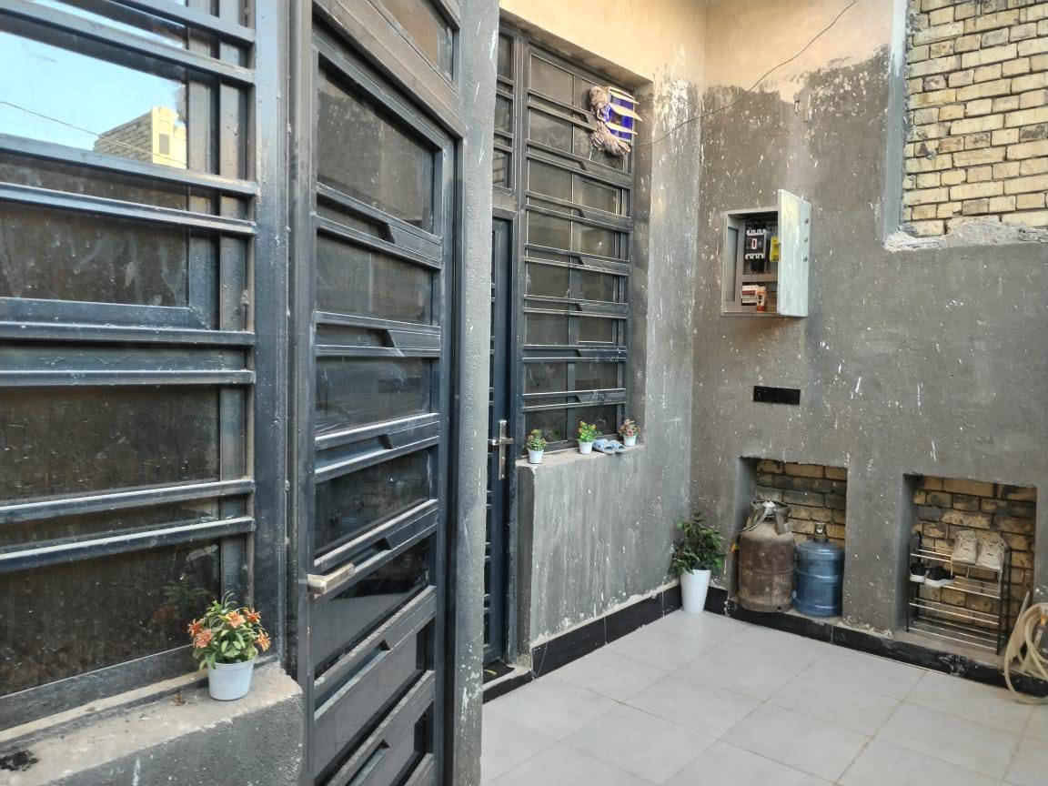 بيت مساحته 100 متر طابقين الطابق الاول يحتوي ع غرفه وصاله واستقبال ومطبخ وصحيات الطابق الثاني يحتوي ع 3 غرف وصاله وصحيات السطح شتايكر بناء طابوك صب كونكريت  بناء حديث خدمات ماي مجاري كهرباء التبليط مشمول وشارع قريب كلش العنوان السديناويه قرب مدرسه صفي الدين للاستفسار الاتصال ع الرقم ***********
