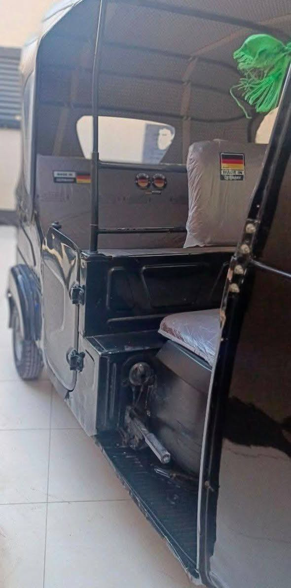 تكتك للبيع 22 رقم سنوية بسمي تحويل ثاني يوم.
كشر موضح بل صور مكان بغداد الدورة. 
سعر  6وبيها مجال بسيط
مامتواجد علة الفيس الشراي يتصل ***********
