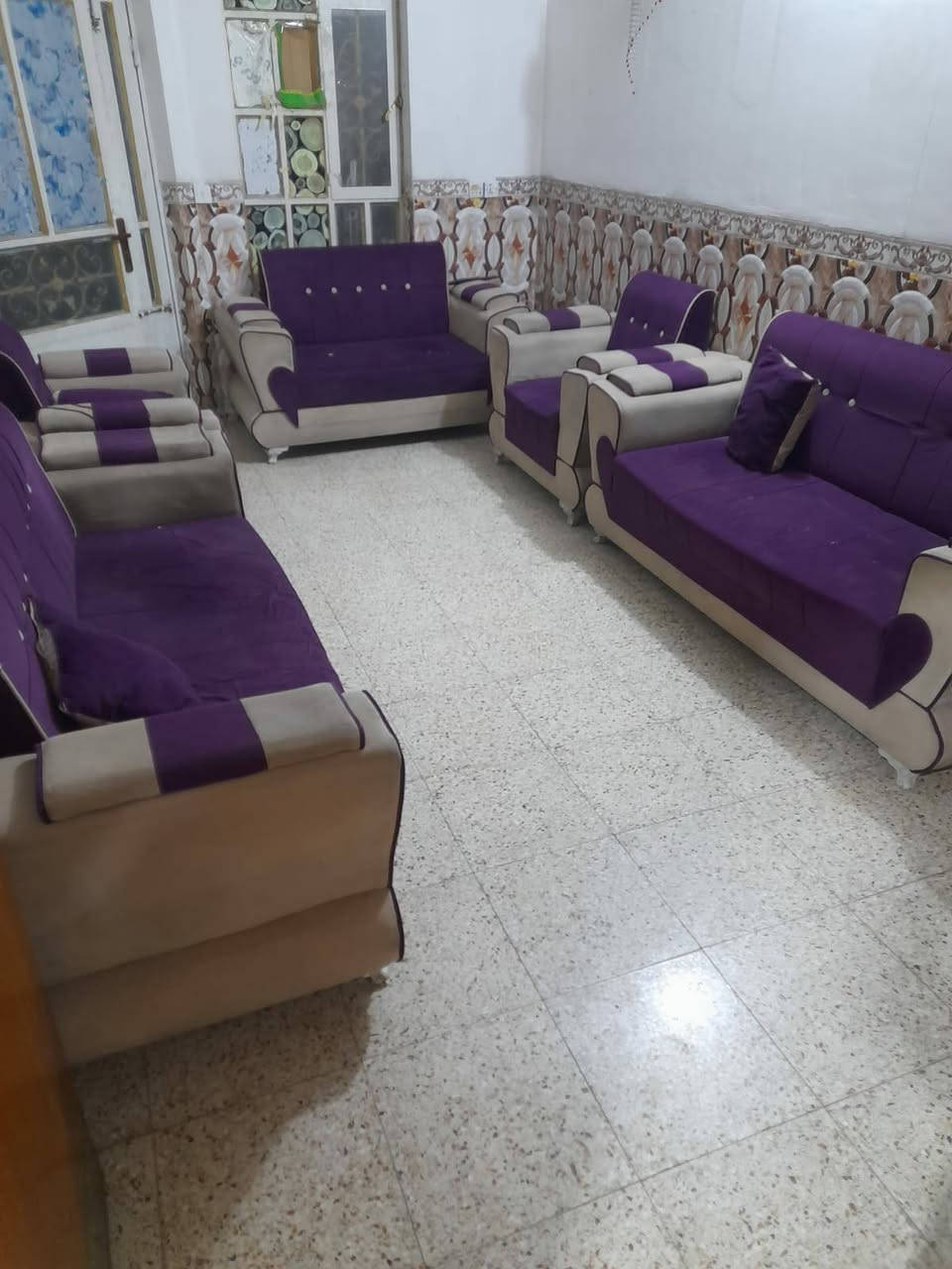 تخم نظيف نضافة 80%  10 مقاعد بسعر 300 الف مكاني الشعب .. سريدات .. رقم الهاتف ***********
