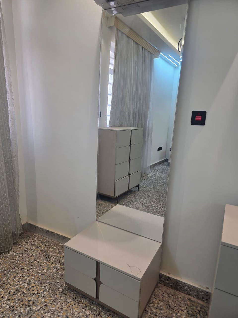 غرفتين نوم تركي ثكيل رايدهم 1750 الي تفيده يراسلني واتساب 
***********
