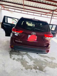 للبيع هايلندر لون ماروني2018  XLE فول مواصفات  ماشيه80 الف كيلو متر  ف...