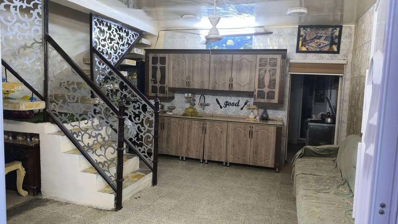 السلام عليكم
بيت 110م 5 ونص في 20في الشعب حي التجار الاولى قرب سيطرة الاسواق المركزية القديمة قريب ع الهايبر.. بناء بداية الالفين بي عكادة جوه 

طابقين الطابق الارضي حمام وحوش ىاستقبال وحولي ومطبخ وغرفة نوم والطابق الثاني 3 غرف نوم مع الخدمات ووحده منهن سويت والسطح بيتونه ومخزن 

شارع عريض ومنطقه هادئة فول

***********
