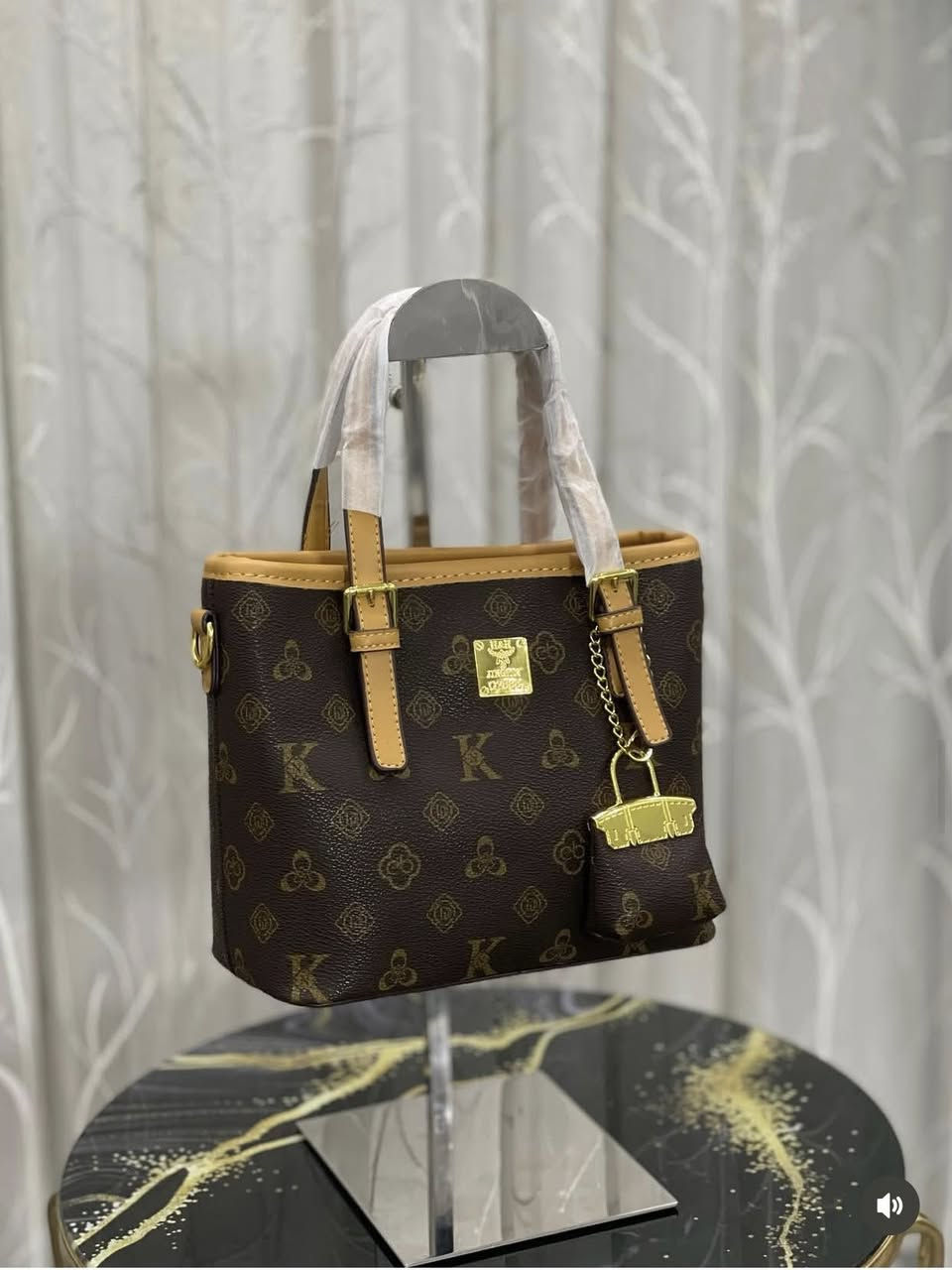 👜 حقائب نسائية مطبّعة(عرض خاص السعر(15) الف
نقوش عصرية • ألوان جذابة • ستايل مختلف تماماً
مو بس حقيبة… قطعة تكمّل شخصيتك ✨
يوجد توصيل بغداد وباقي المحافظات🚚


**إذا كنت صاحب هذا الإعلان وتريد حذفه لأي سبب، رجاءا أرسل رسالة إلى الدعم الفني**