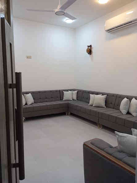 � دار للبيع في كربلاء – منطقة البوبيات (مجمع الزهراء السكني)

✨ المواصفات العامة:
دار بمساحة 100 متر، بناء حديث درجة أولى من حيث المواد والعمل.
يتكون من طابقين ونصف مع درج خارجي معزول للطابقين العلويين من نفس الكراج.
يقع في مجمع خدمي متكامل (ماء – مجاري – كهرباء – تبليط شارع عرض 10 متر)،
ويبعد حوالي 1.5 كم فقط عن الإمام الحسين عليه السلام، مما يجعله مناسباً للسكن أو للزوار.

🏡 تفاصيل الدار:

 • 3 غرف نوم واسعة
 • 3 حمامات
 • 2 مطبخ
 • 2 صالة
 • استقبال (ديوانية)
 • كراج واسع
 • غرفة إضافية في الطابق الثالث

🎁 المميزات الإضافية:
الدار مفروشة بالكامل وتشمل:

 • أثاث ديوان تفصال
 • كاونتر مطبخي حديث (HDF)�🪑 الأثاث هدية مع الدار!

📞 للتواصل والاستفسار عن السعر:
📱 واتساب أو اتصال مباشر على الرقم: ***********
