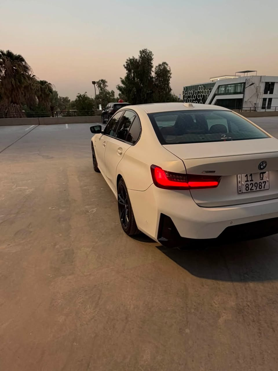 سلام عليكم
BMW 330e M package 2023 

ثلاث وضعيات قيادة (بانزين ، كهرباء ، هايبرد) 
ماشية 48 الف كيلو متر 
مغلفة ppf Matt 

شاشة متصلة 
ستيرن M 
داخل جلد احمر 
تدفئة كشنات 
كشنات خزن ميموري 
فتحة صقف 
رادار امامي
سستم صوت harman/kardon
داتا شو head up display 
شفتات ستيرن
شاحن وايرلس
نظام ترحيب عند الاقتراب من السيارة 
انارة داخلية led

حادثها جاملغ خلفي عكس السايق صبغ والجنطه مبدلة نفس اللون قطعه وحدة صبغ 
بدون ايرباك بدون شواصي
السعر : 31000$

مكانها بغداد المنصور 
للاستفسار : ***********
