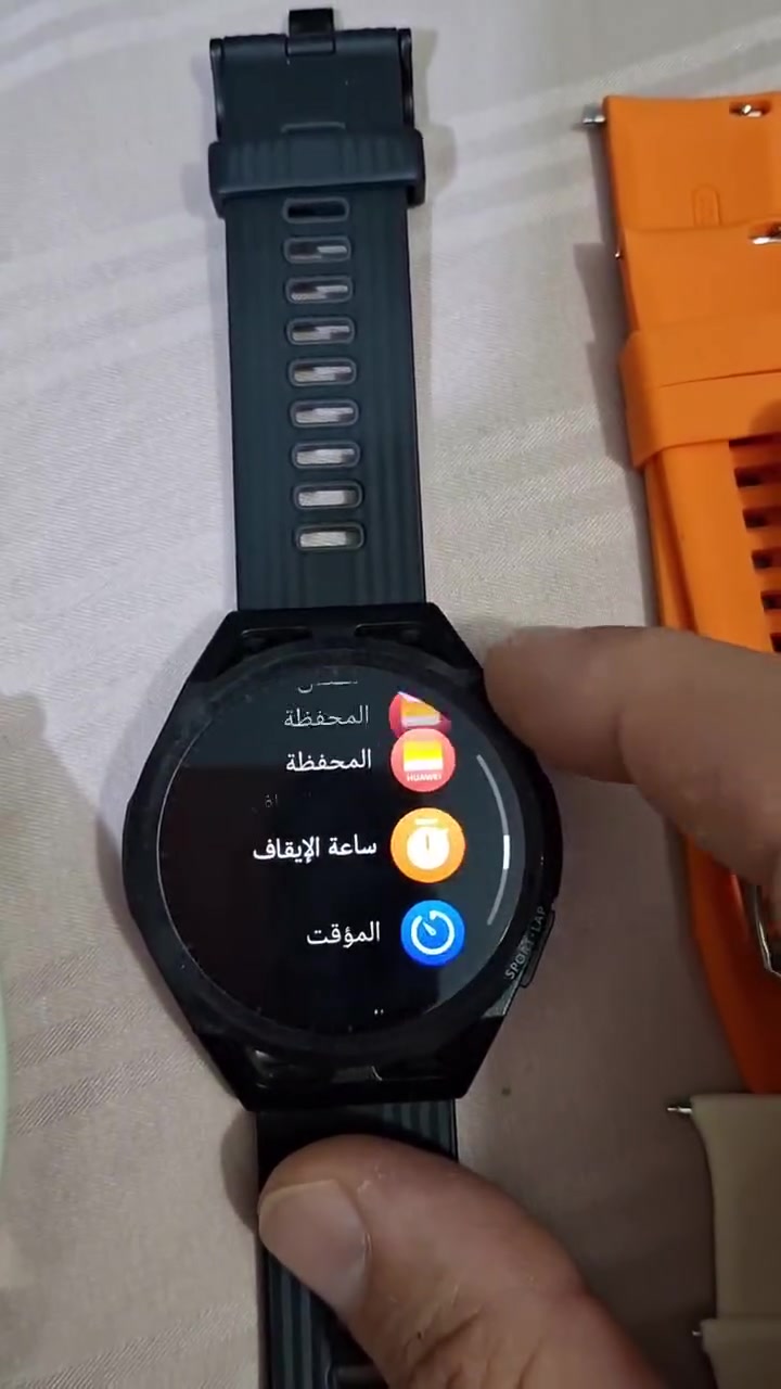 ‏ ساعة Huawei Watch GT Runner
‏التصميم: خفيفة جداً (38.5 جرام) ومصممة خصيصاً للعدائين لتقليل مقاومة الهواء والوزن.
‏الشاشة: دائرية من نوع AMOLED مقاس 1.43 بوصة بوضوح عالٍ.
‏نظام التتبع: تقنية TruSeen 5.0+ لدقة عالية في قياس نبضات القلب وتتبع الـ GPS (دعم خمسة أنظمة أقمار صناعية مزدوجة التردد).
‏البطارية: تدوم حتى 14 يوماً في الاستخدام العادي، وحوالي 7 أيام مع الاستخدام المكثف.
‏الميزات الرياضية: خاصية "مدرب الجري الذكي" (AI Running Coach) وتحليل قدرة الجري ومعدل ضربات القلب بدقة احترافية.
‏التوافق: تعمل مع أندرويد وiOS.
‏إضافات: مقاومة للماء (5ATM)، استقبال المكالمات عبر البلوتوث، انصال وواتساب  وتخزين الموسيقى.ونظام خرائط
‏استخدام قليل 
‏وياهه 2 سير اضافي اصلي من هواوي 
‏وياه شاحن وكيبل 
‏سعرهه 140 
فقط بيع بدون مراوس 
‏مكاني بغداد رقمي ***********
‏
‏
‏
