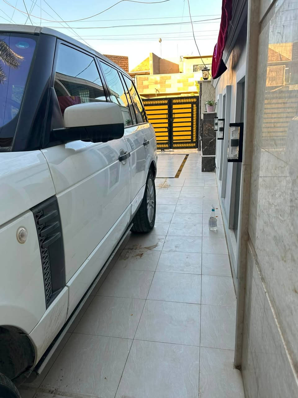 رانج روفر ڤوك (للبيع) خليجي وكالة سردار
( 2011 )Range Rover Vogue 
محرك 8 سلندر 5000. بدون سوبر المرغرب
ماشيه  204900
(مكفولة من الضربه والصبغ )
فول مواصفات 
ملاحظة/ السياره بيه (كازكيت )فقط شغاله 
السعر 130  ورقه  
مكان السياره بغداد 
للاستفسار ( ***********)
