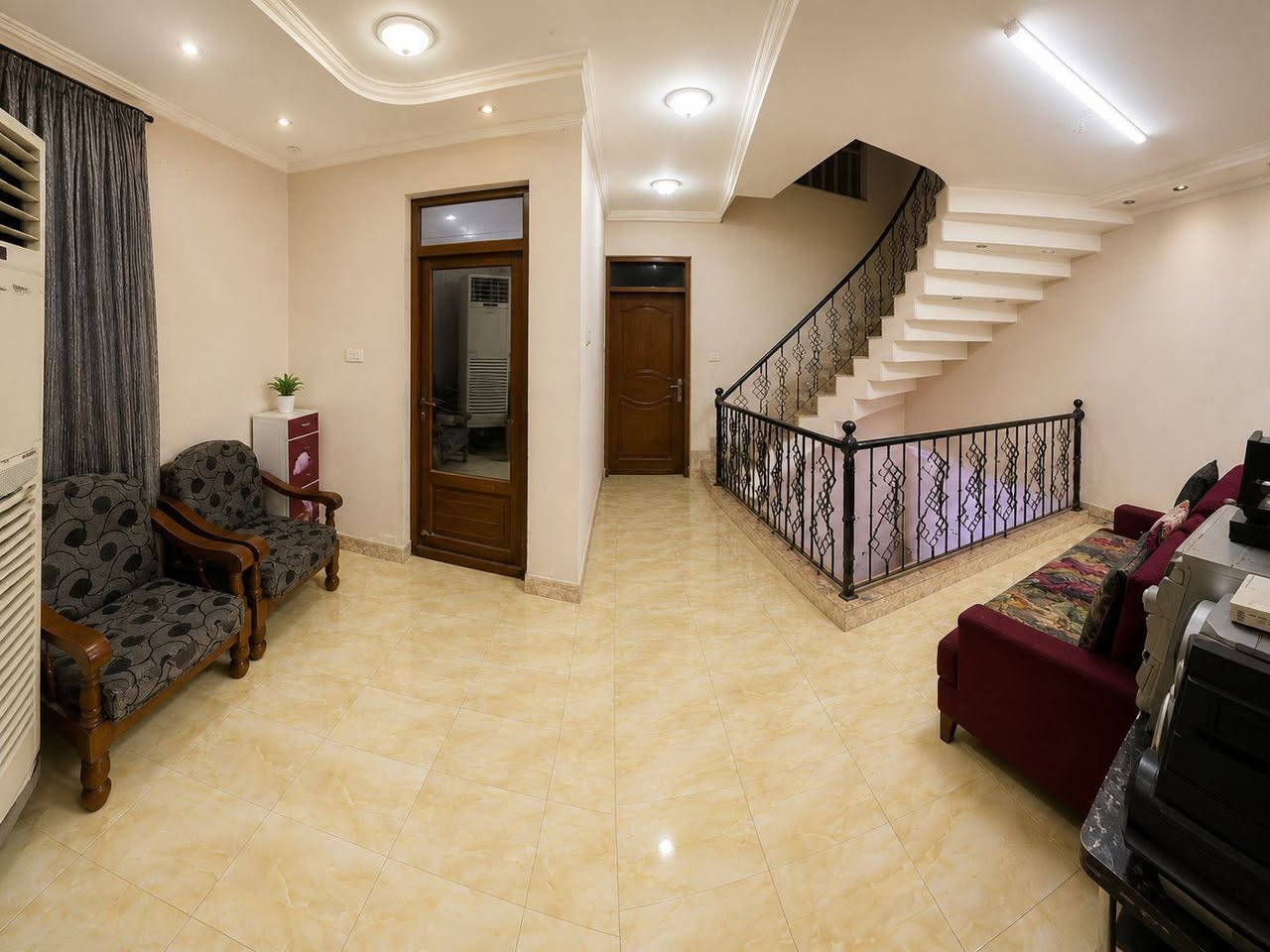 بيت مساحة ٢٠٠متر للبيع واجهية ٨* ٢٥ شهداء البياع بناء درجة اولى يحتوي على صالة ومطبخ وخدمات وغرفة نوم الطابق الثاني ٣غرف نوم وخدمات وبيتونة وسطح واجهية حجر والارضيه مرمر قرب مدرستين ابتدائية ومتوسطة *********** ***********
