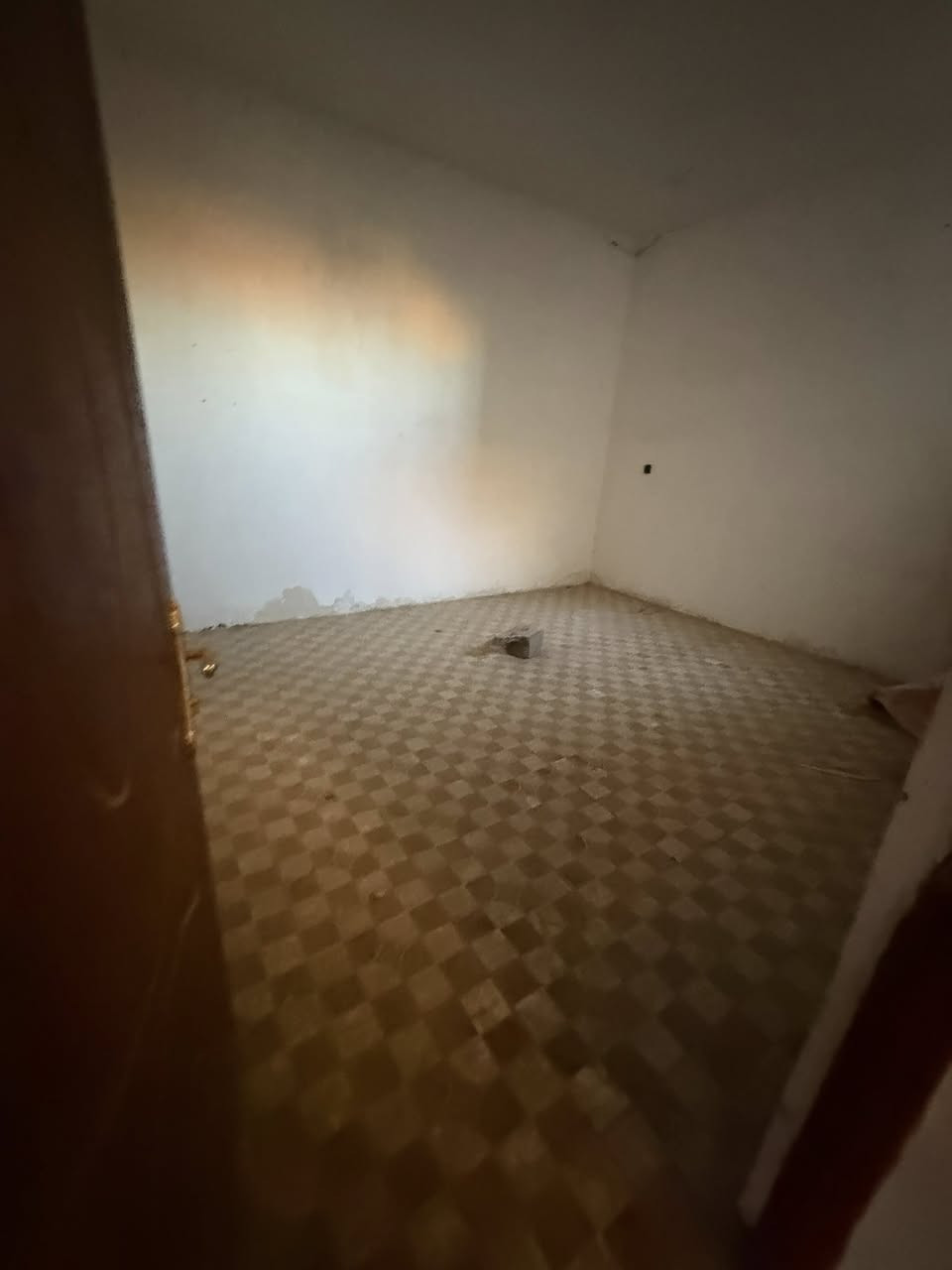 دار زراعي للبيع مساحه١٥٠ركن في منطقة الصخيين بعد شارع المدارس مباشر يبعدًعن شارع٥٠متر ركن على شارع١٢متر وشارع١٠م 
بناء بلوك الشمالي وسقف كونكريت 
يتكون من غرفتين وصاله ومطبخ وصحيات داخليه وخارجيه وديوانيه خدمات ماء كهرباء مجاري ومدارس 
السعر٦٧مع مجال 
التواصل معنا 
على صفحة الفيس بوك ( الامل للعقار) 
او الاتصال على الرقم التالي*********** 
***********
للمزيد من العروض على الفيس بك 
https://www.facebook.com/profile.php?id=100087963616783&mibextid=2JQ9oc

للمزيد من العروض على حسابنا التيليجرام (الامل للعقار)
https://t.me/ameralkabe

للمزيد من العروض على حسابنا الواتساب (الامل للعقار)
https://chat.whatsapp.com/GRFrcEXw0J88CVE83bhb8v
