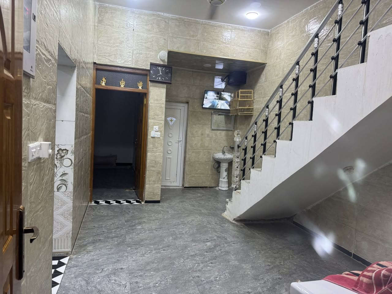 بيت البيع مساحه 117متر موقع البيت شرقيه قريب على شارع جمعه بناء جديد غرفه جوه او 3غرف فوك تفاصيل تصل ***********
