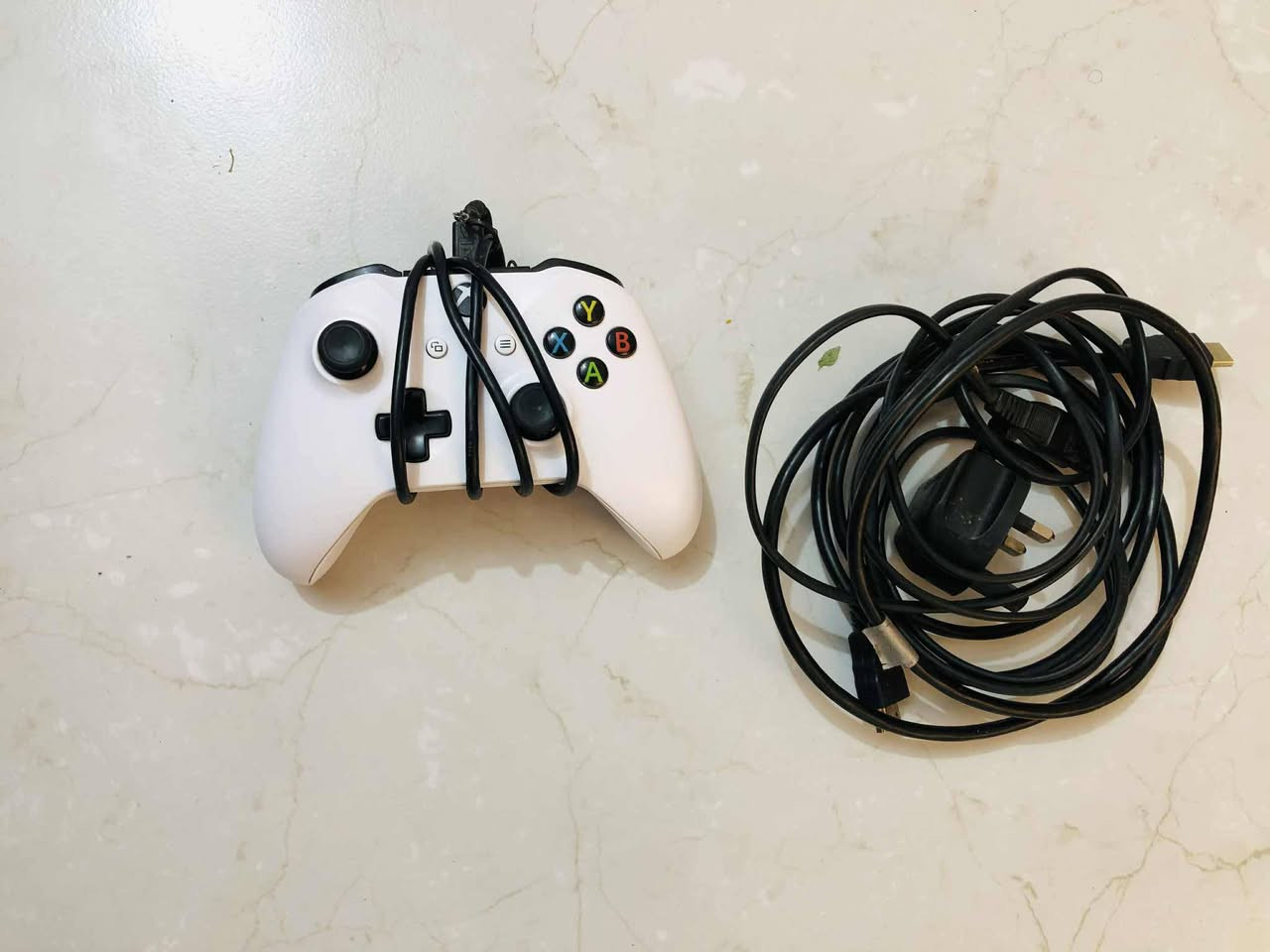 Xbox One S نظيف جداً (غير مفتوح) مع مجموعة ألعاب Call of Duty
تفاصيل العرض:
​الجهاز: Xbox One S (إكس بوكس ون إس) بلون أبيض مميز.
​الحالة: الجهاز بحالة الوكالة، نظيف جداً واستخدام شخصي راقي.
​الصيانة: شرط غير مفتوح للصيانة سابقاً (براغي الوكالة موجودة) ولا يعاني من أي مشاكل تقنية أو حرارة.
​الملحقات: يد التحكم الأصلية (نظيفة جداً) + كابل الطاقة + كابل HDMI الأصلي.الذاكره واحد تيره 
​الألعاب المرفقة (أقراص أصلية):
​Call of Duty: Modern Warfare
​Call of Duty: WWII
​Call of Duty: Black Ops III
​Call of Duty: Infinite Warfare (Legacy Edition)
​السعر المطلوب: [225,000] 
المكان: [ذي قار الشطره]


**إذا كنت صاحب هذا الإعلان وتريد حذفه لأي سبب، رجاءا أرسل رسالة إلى الدعم الفني**